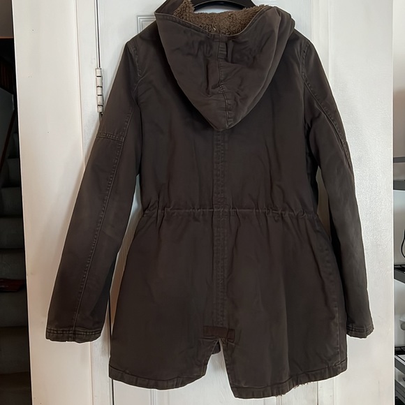 Ladies dark green light winter coat. - Picture 2 of 3
